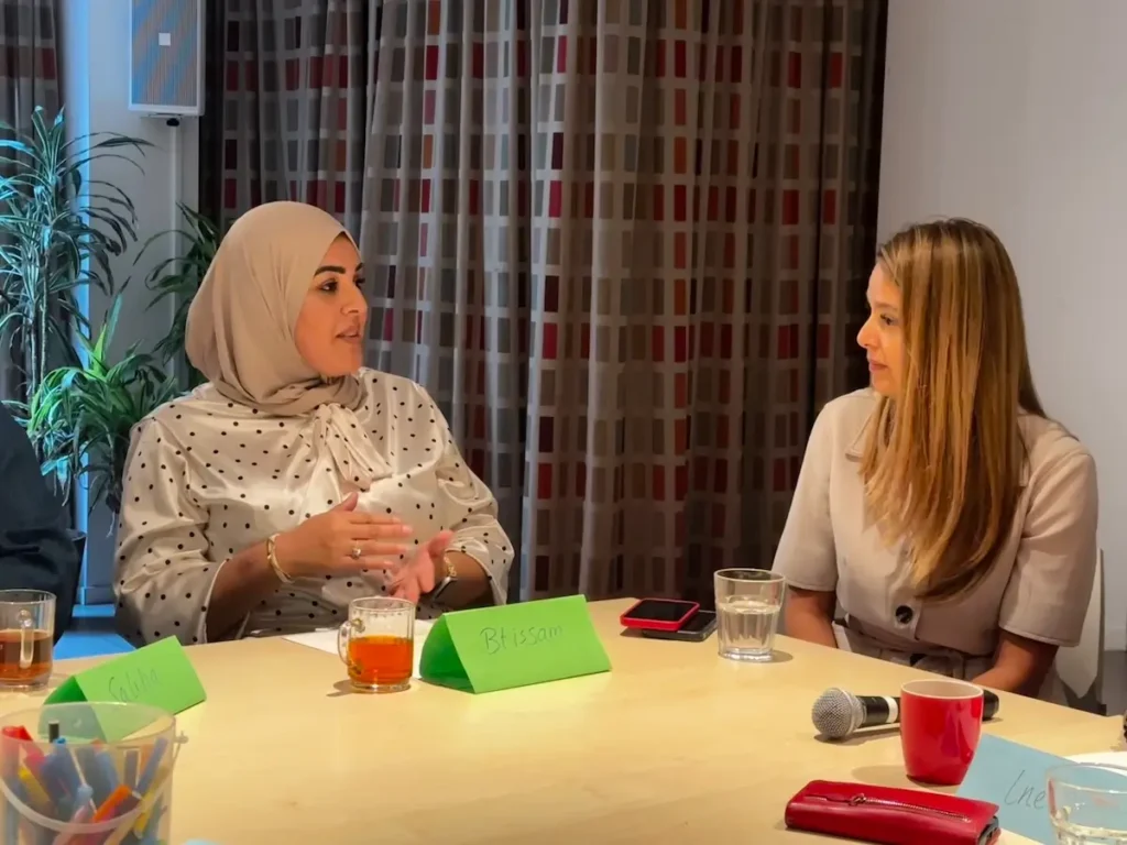 Btissam in gesprek met de wethouder